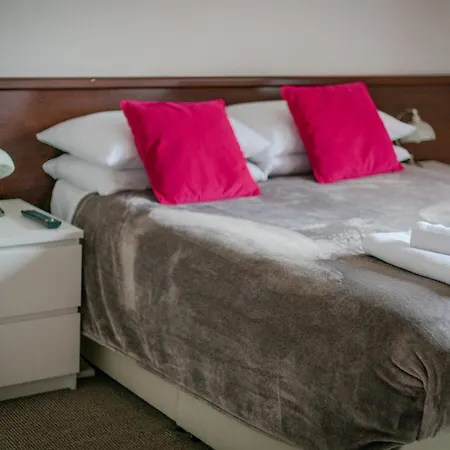 The Beechwood 2* Leeds (West Yorkshire)