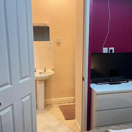 The Beechwood 2* Leeds (West Yorkshire)