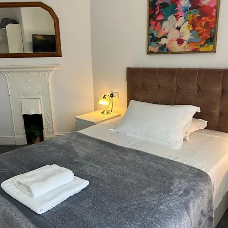 The Beechwood 2* Leeds (West Yorkshire)