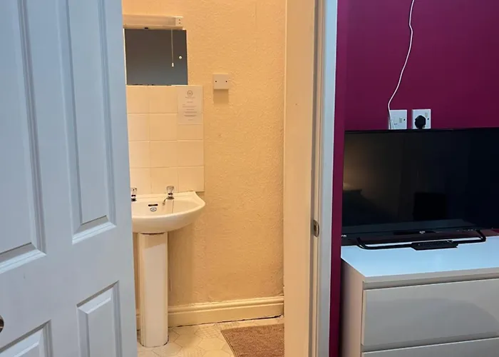 The Beechwood 2* Leeds (West Yorkshire)